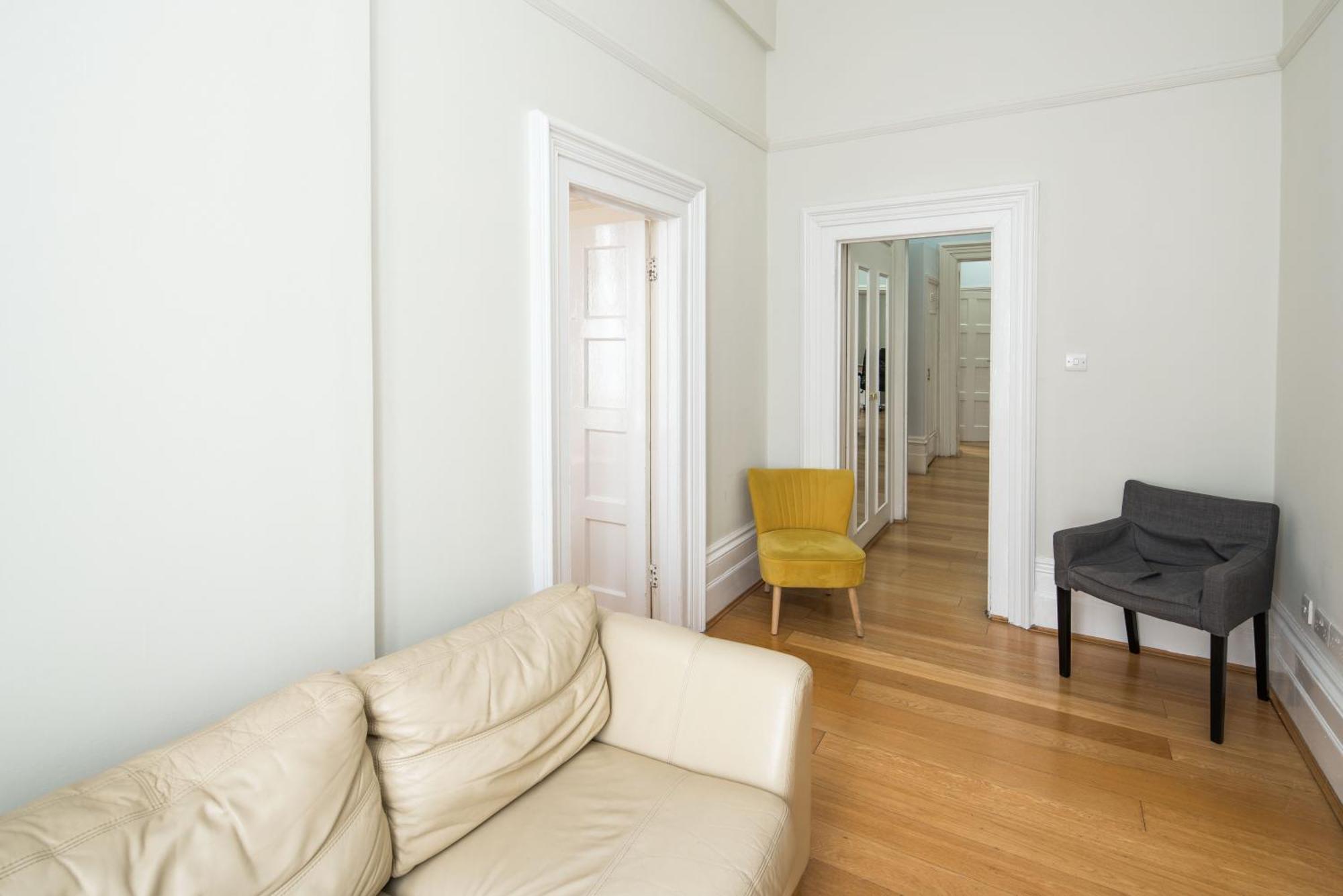 Four Beds By The Station Apartment London Bagian luar foto
