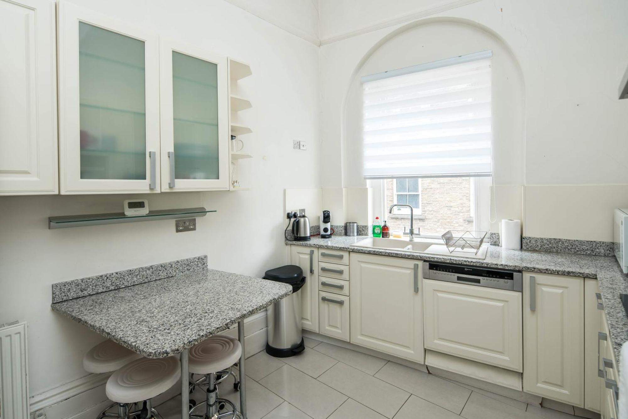 Four Beds By The Station Apartment London Bagian luar foto