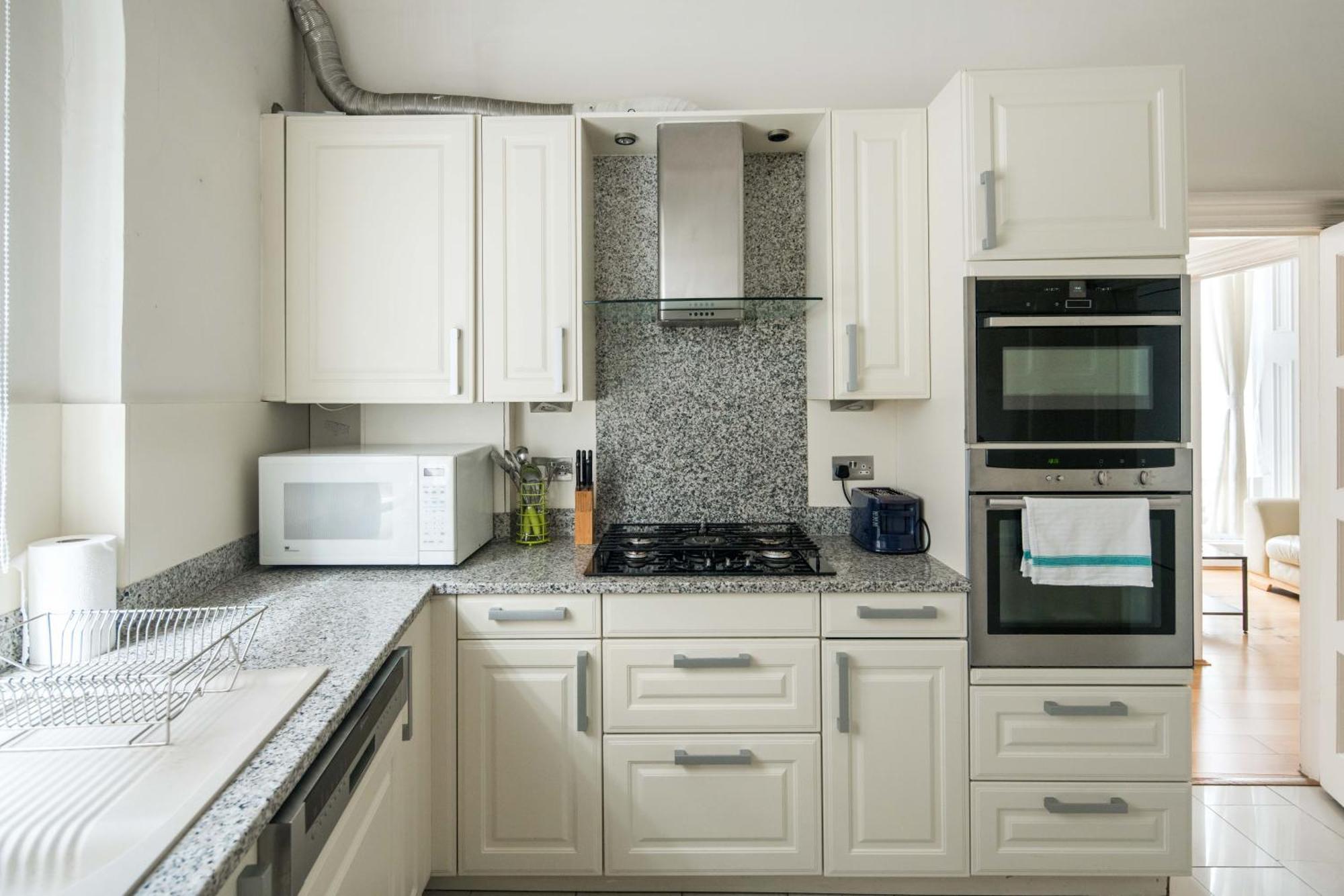 Four Beds By The Station Apartment London Bagian luar foto