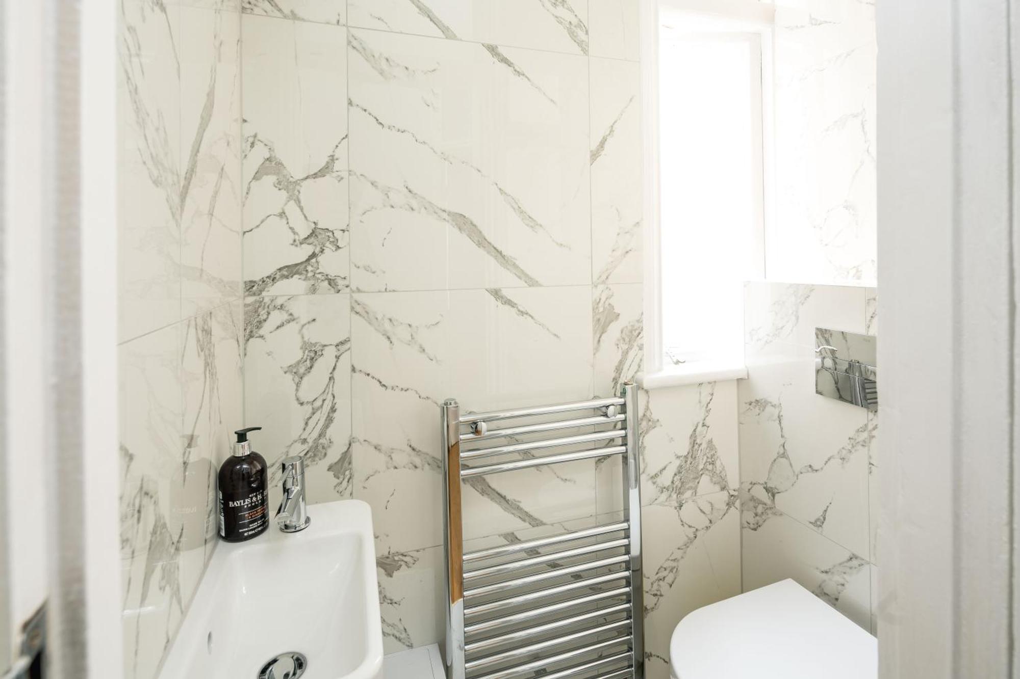 Four Beds By The Station Apartment London Bagian luar foto