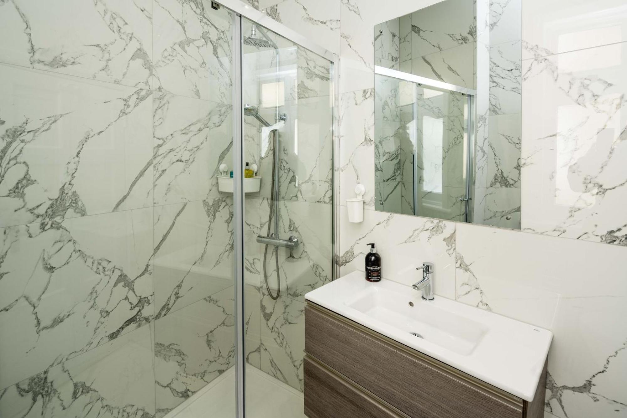 Four Beds By The Station Apartment London Bagian luar foto