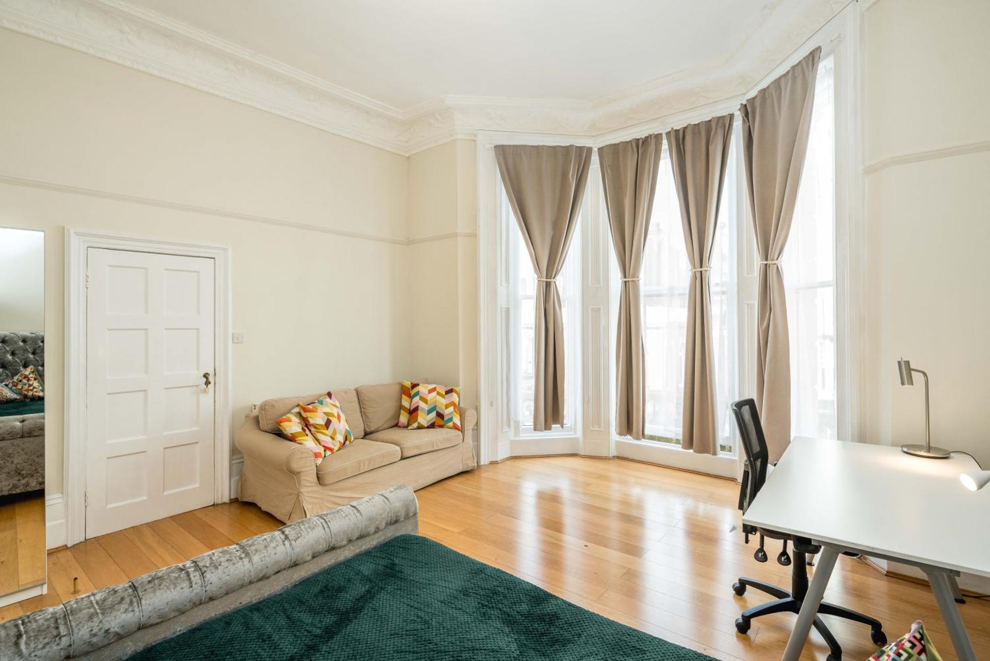 Four Beds By The Station Apartment London Bagian luar foto