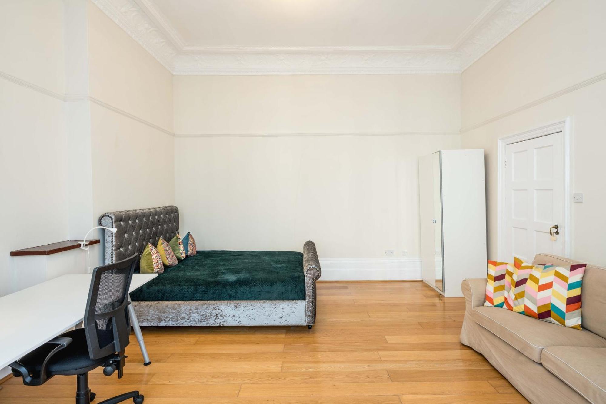 Four Beds By The Station Apartment London Bagian luar foto