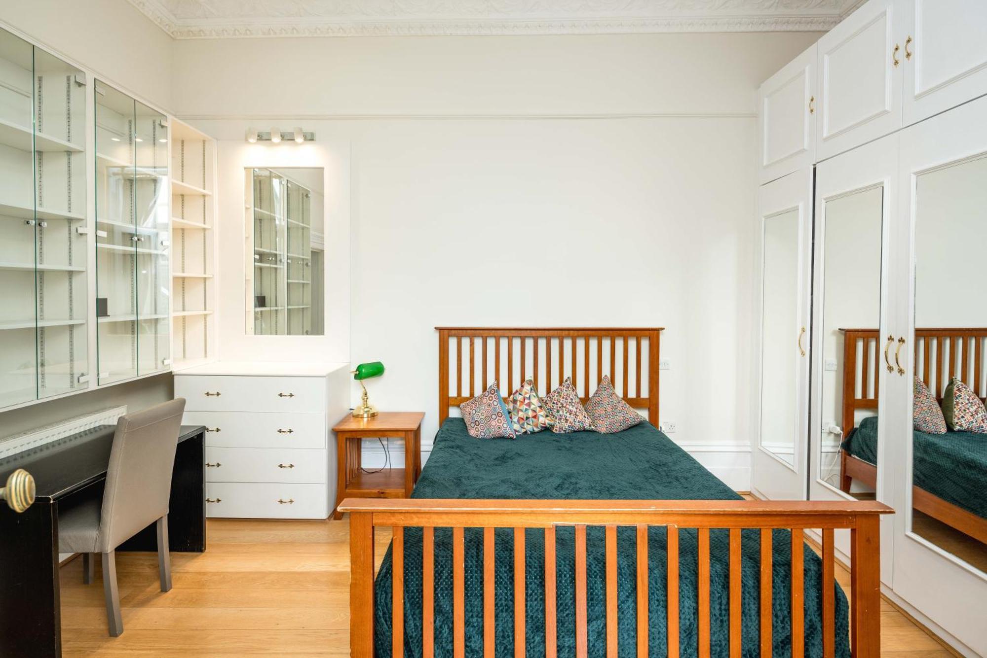 Four Beds By The Station Apartment London Bagian luar foto