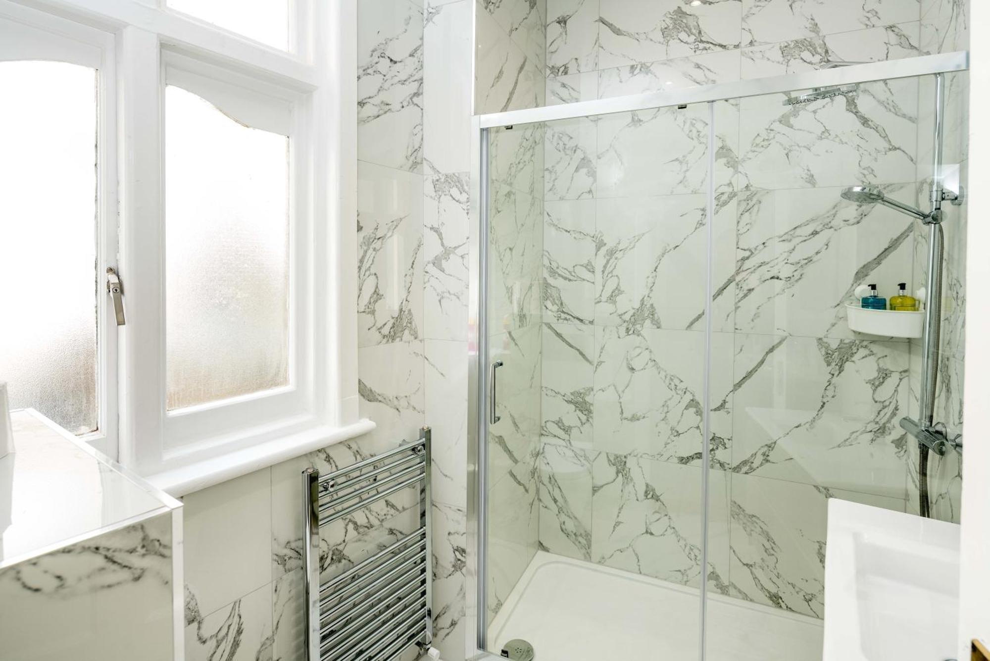 Four Beds By The Station Apartment London Bagian luar foto